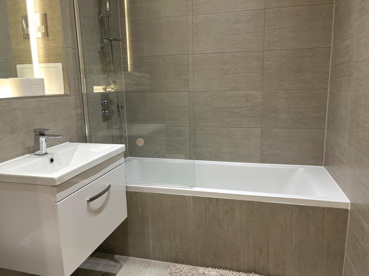 Lovely 2 Double Bedroom Flat With Free Parking - At The Atrium Mk Milton Keynes Exterior foto