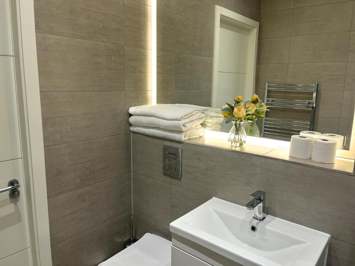 Lovely 2 Double Bedroom Flat With Free Parking - At The Atrium Mk Milton Keynes Exterior foto