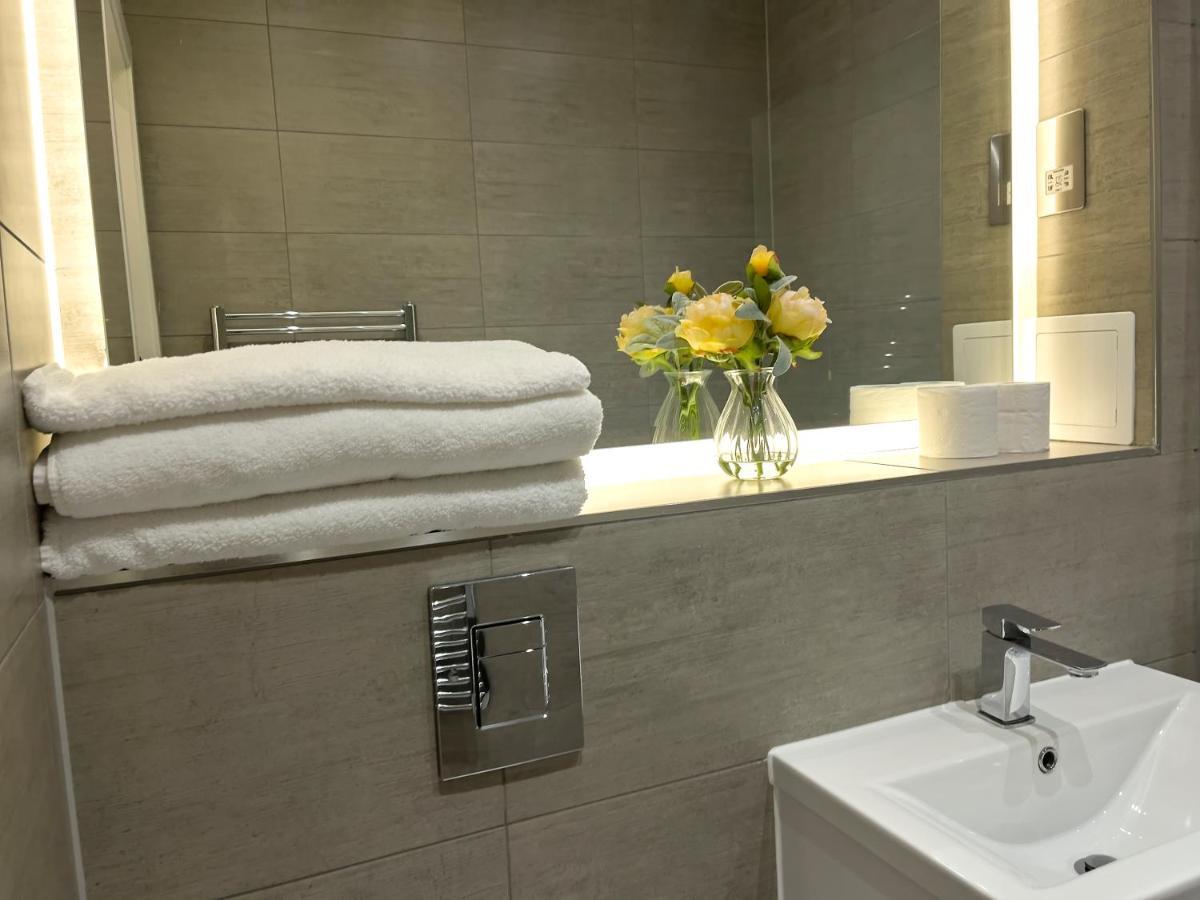 Lovely 2 Double Bedroom Flat With Free Parking - At The Atrium Mk Milton Keynes Exterior foto